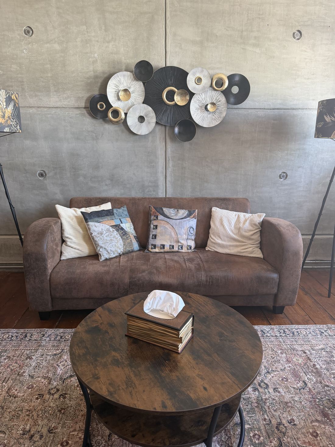 Sofa mit Wandobjekt aus Metall